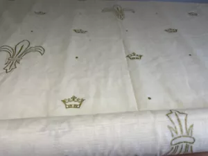 DISEÑADOR MODERNO ALGODÓN VOILE CON ORO FLOR DE LYS DISEÑO CREMA - Imagen 1 de 2