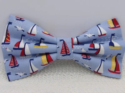 Pajarita de vela, coloridos veleros en azul claro, náutica, pajarita preatada Foto 1 de 4