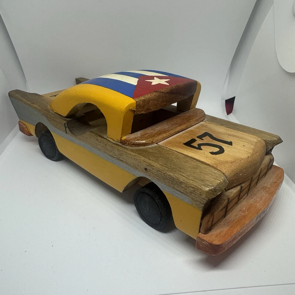 Pequeña estatuilla de coche retro tallada a mano escultura adorno Chevy 1957 cubano Foto 1 de 4