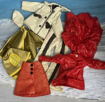 Roupas Mego Maddie Mod: casaco vermelho couro da década de 1970, couro, garota lisa, vestido - Imagem 1 de 4