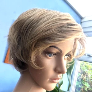 BNIB Easilocks Short Layered Textured Wavy Bob Katie Wig - Vanilla Balayage - Picture 1 of 13