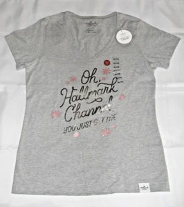 T-shirt collo a V nuova con etichette ""Oh Hallmark Channel You Just Get Me"" SS ROSA & GRIGIA (XL) - Foto 1 di 6