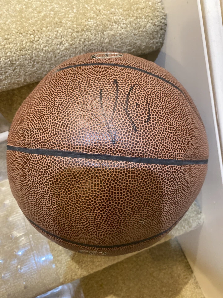 克里斯保罗亲笔签名全尺寸NBA篮球 — 第 1/1 张图片