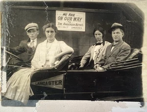 RPPC 1910er Vintage Foto 2 Paare Postkarte Anderson Automobile Co. Lancaster Ohio - Bild 1 von 3