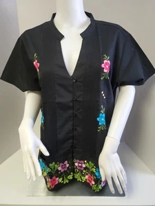 Mexikanisches Guayabera schwarzes Damenhemd mit Blumenmuster und großer Knopfleiste vorne - Bild 1 von 17