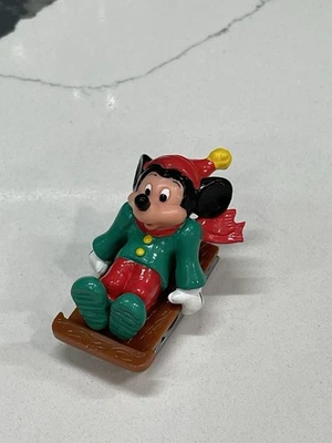 "Estatuilla de Navidad de Mickey Mouse en un trineo de 2"" PVC aplausos de Disney" Foto 1 de 4