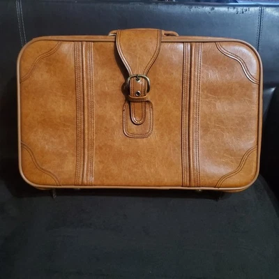 Maleta suave vintage de cuero sintético marrón con hebilla Foto 1 de 4