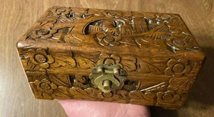 Caja de baratija de recuerdo decorativa con bisagras de madera tallada a mano vintage con pestillo C21 - Imagen 1 de 12