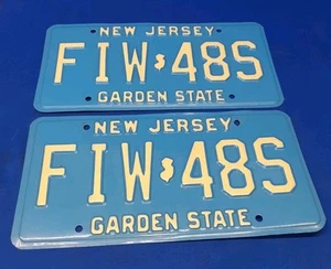 Matching Pair Set Vintage New Jersey Blue Metal License Plate - Bild 1 von 6