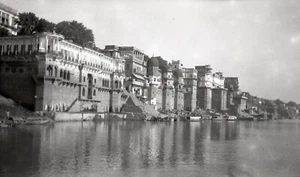 INDES INDONESIE c. 1910 - Grand Négatif 15x9 - Bord du Gange Benares - NI 23 - Foto 1 di 1