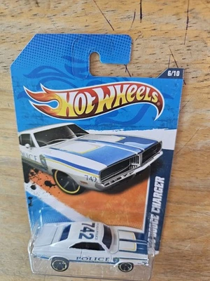 Coche de policía Dodge Charger Hot Wheels '69, blanco; 2011 HW Main Street Series 6/10 Foto 1 de 4