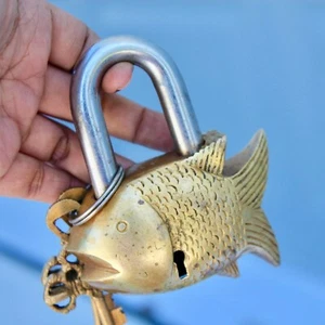 Llave de cerradura de trabajo rústica antigua tallada con candado de bronce de pescado vintage mediados de siglo - Imagen 1 de 8