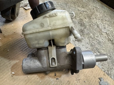 Brake Master Cylinder w/ Reservoir for Saturn Ion L100 200 300 LS LW2 - Image 1 of 4