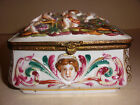Wykwintne antyczne porcelanowe pudełko Capodimonte około 1870 roku