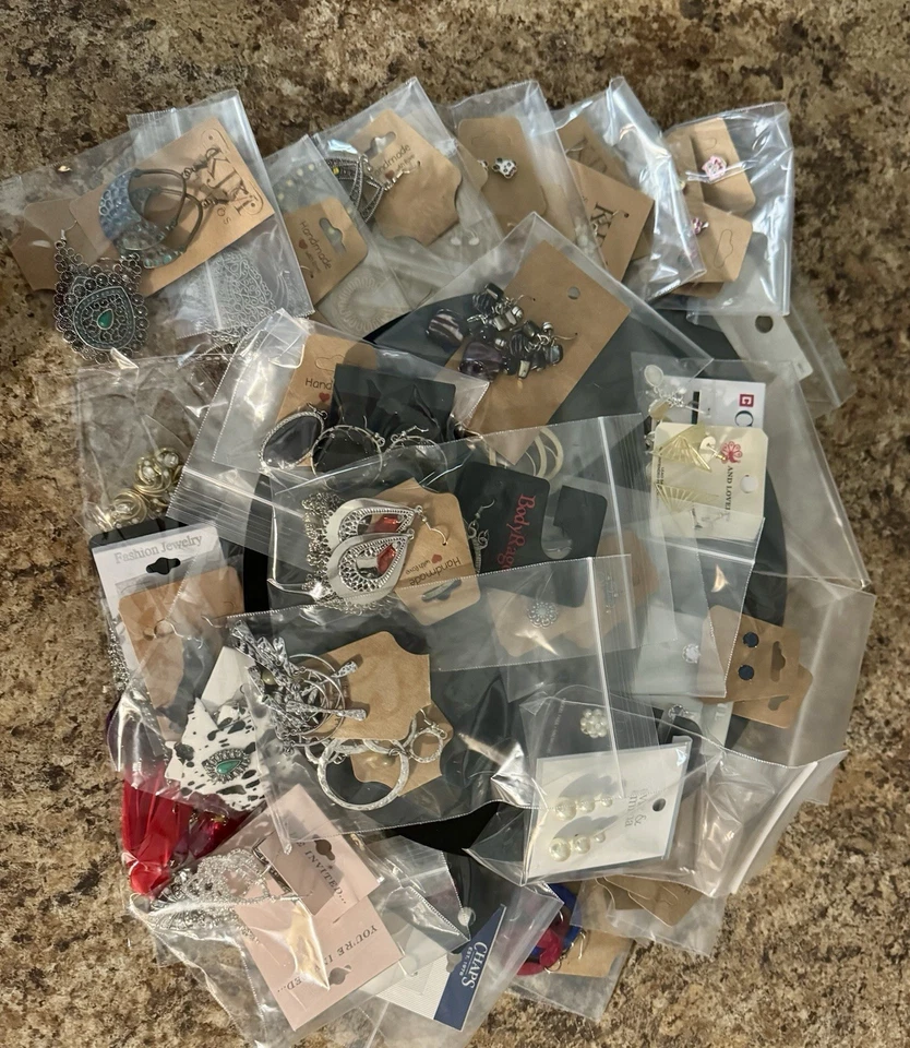 Enorme lote de 50 pares de pendientes perforados - todos los tipos, gran reventa, menos de $1 cada uno Foto 1 de 4