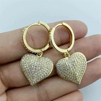 Pendientes colgantes redondos de aro con corazón de diamantes creados en laboratorio de 2 quilates enchapados en oro amarillo de 14 quilates Foto 1 de 4