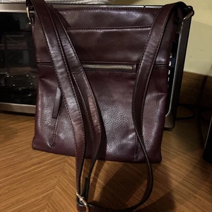 Bolso Bandolera Clarks Cuero Vino Usado en Excelente Condición Correa Ajustable - Imagen 1 de 6
