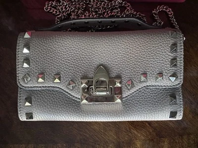 Cartera Valentino Garavani con cadena de cuero de becerro con ribete Rockstud característico Foto 1 de 4