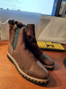 Free People Atlas Suede Crocodile Printed Cap Toe Studded Chelsea Boot Brown SzV - Bild 1 von 5