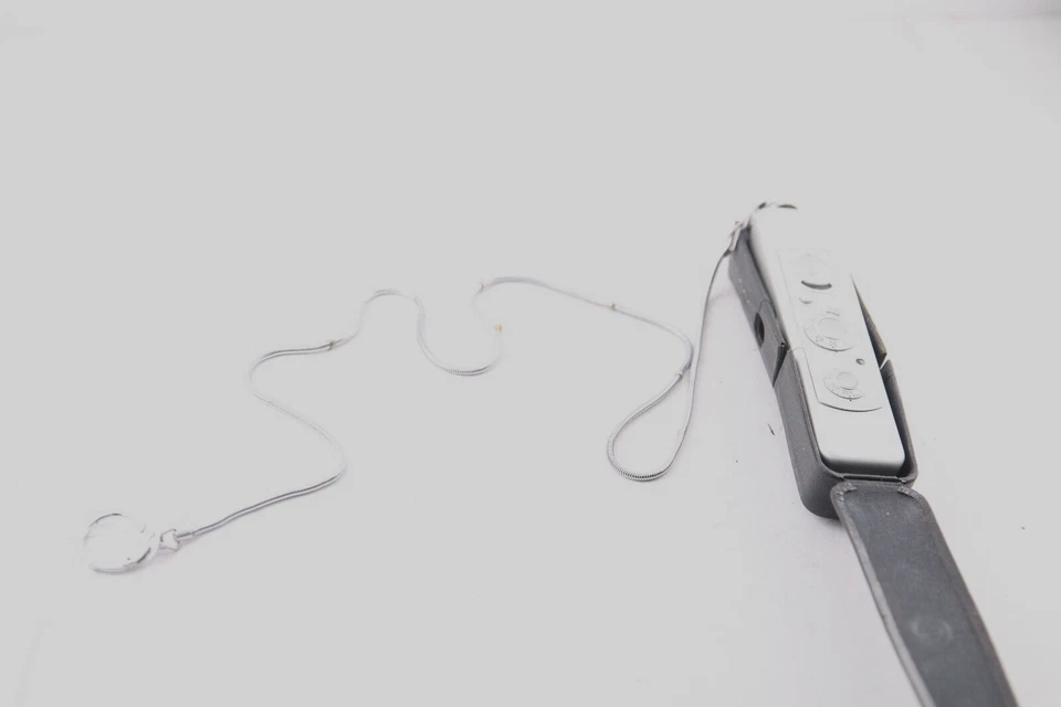 Cámara espía MINOX C con su estuche subminiatura y cadena de medición Foto 1 de 1