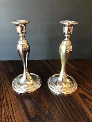 Par de candelabros plateados ONEIDA 9" resistentes al deslustre en relieve Foto 1 de 4
