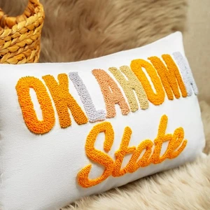 Personalisiertes College Dekokissen, Punch Needle State Kissen für Wohnheim Dekor Geschenk - Bild 1 von 10