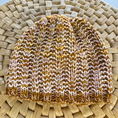 Gorro tejido para niños a rayas acanalado dorado blanco invierno cálido suave gorra hecha a mano Foto 1 de 4