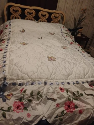 Colcha acolchada doble Flutter Butterfly blanca  Foto 1 de 4