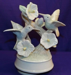 VINTAGE MUSIC BOX PAIR OF HUMMINGBIRDS WTH BIG BLOSSOM FLOWERS WORKS - Picture 1 of 6