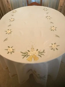 NUEVO 104" X 69" Blanco con Borde Festoneado Mantel Festivo Poliéster con Servilletas - Imagen 1 de 10