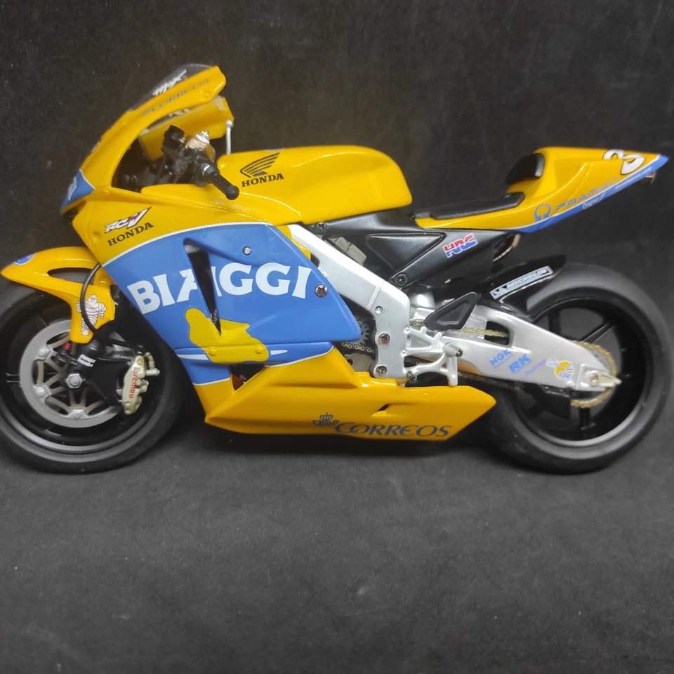 Moto Honda RC211V #3 jaune Biaggi  2004 Altaya 1/12 GP motos collection - Photo 1/4