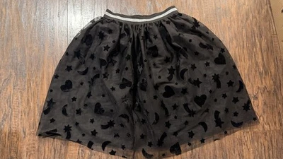 女孩蹒跚学步的裙子尺寸 5T 裙子薄纱黑色星星和心形 — 第 1/3 张图片