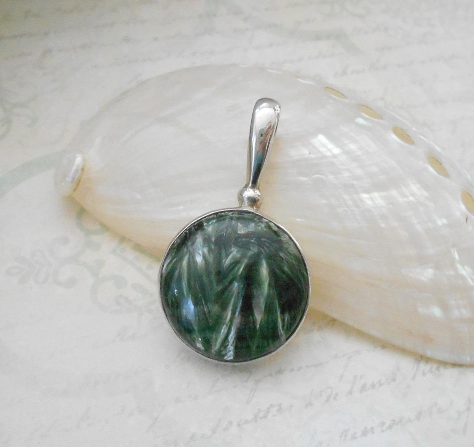 Colgante pequeño de serafinita redondo de plata de ley Sajen RE3088 Foto 1 de 4