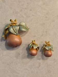 JOAN RIVERS PEAR BROOCH PIN & CLIP EARRINGS ENAMEL PINK GREEN GOLD TONE VINTAGE - Picture 1 of 6