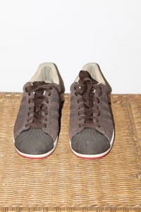 Adidas Originals braun Wildleder mit Gummi Shell Zehen & rote Außensohle Turnschuhe. Gr. 11 - Bild 1 von 9