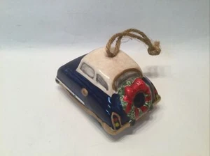 Ornamento natalizio vintage in ceramica blu cobalto berlina auto con corona natalizia - Foto 1 di 4