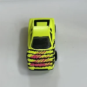 Matchbox 1986 Ferrari Testarossa Neon Yellow Black And Pink 1:59 - Picture 1 of 5