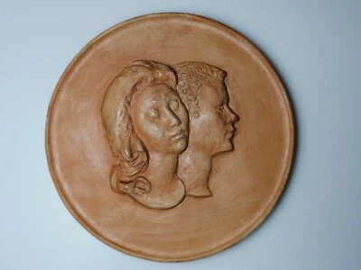 Medaglione bassorilievo ragazzi ceramica Faenza Matteucci firma a mano sul retro - Immagine 1 di 4