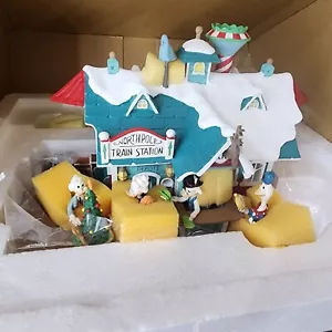 Disney Winter Wonderland North Pole Train Station Danbury Mint Christmas Village - Imagen 1 de 5