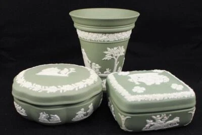 Surtido de tres piezas de jaspe Wedgwood crema sobre celadon cajas y jarrón Foto 1 de 4