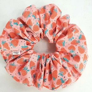 Handmade Women's Scrunchies size XL Orange Cotton Strawberry Fruit Print New - Picture 1 of 4