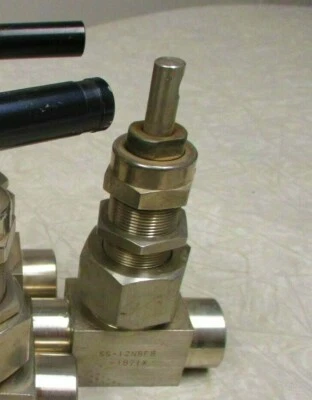 WHITEY SS-12NBF8 Union Bonnet Needle Valve 1/2" FNPT 6000 psi **Missing Handle** - Image 1 of 4