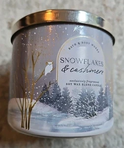 Bath & Body Works Snowflakes & Cashmere Large 3 Wick Scented Candle 14.5 oz - Picture 1 of 3