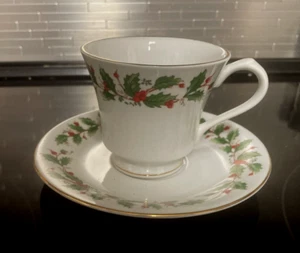 Juego de tazas de té y platillos de China Pearl Fine China NOEL Navidad acebo bayas vacaciones - Imagen 1 de 4