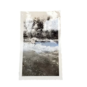 Vintage Dame pflückt Blumen Original Monochrome Fotografie Fund Schnappschuss - Bild 1 von 4