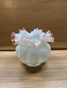 FENTON weiß mit rosa Rand VASE 6" breit mal 5 1/2" hoch LESEN - Bild 1 von 9
