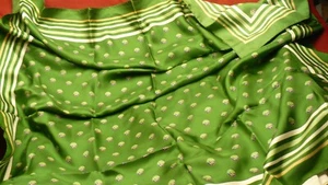 Vineyard Vines 35" square ladies vivd Irish green scarf S218 - Picture 1 of 3