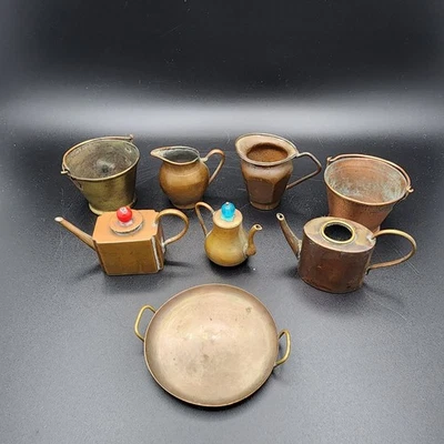 Lote de utensilios de cocina miniatura de cobre y latón para casa de muñecas tetera 1:6 vintage 8 piezas Foto 1 de 4