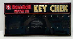 Letrero de verificación de llaves de estación de servicio de aluminio en relieve Kendall Motor Oil 1992 vintage - Imagen 1 de 7