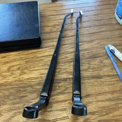 Par de brazos limpiaparabrisas izquierdo/derecho Isuzu 88-94 usados OEM Isuzu Foto 1 de 4